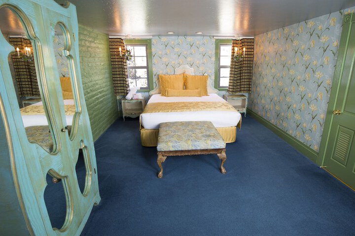Room 382 of 461