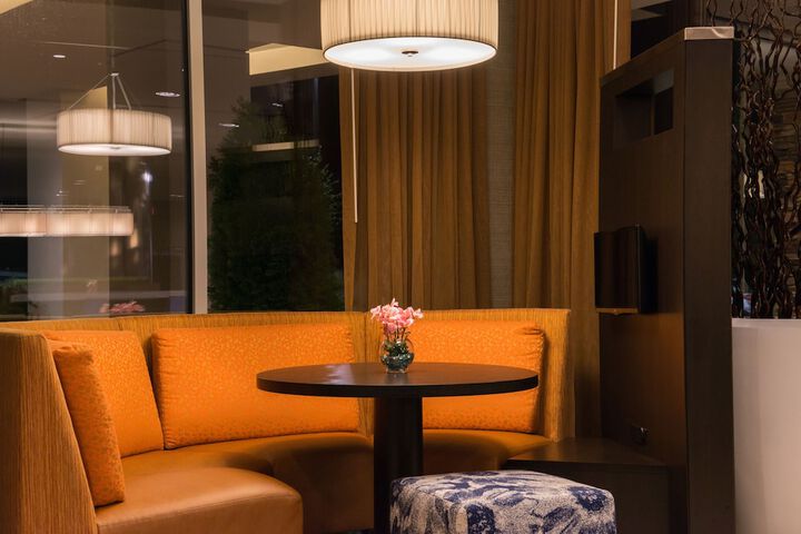 Lounge 37 of 42