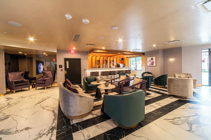Lounge 64 of 70