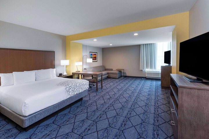 La Quinta Inn & Suites by Wyndham Round Rock near Kalahari