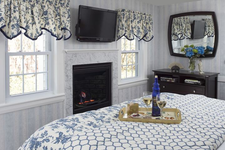 Old Harbor Inn
