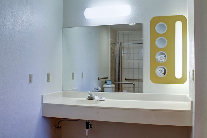 Room 13 of 33