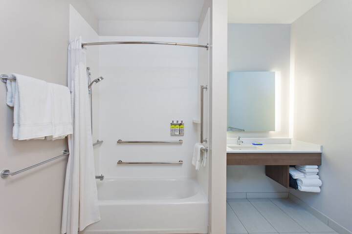 Holiday Inn Express & Suites Moses Lake by IHG