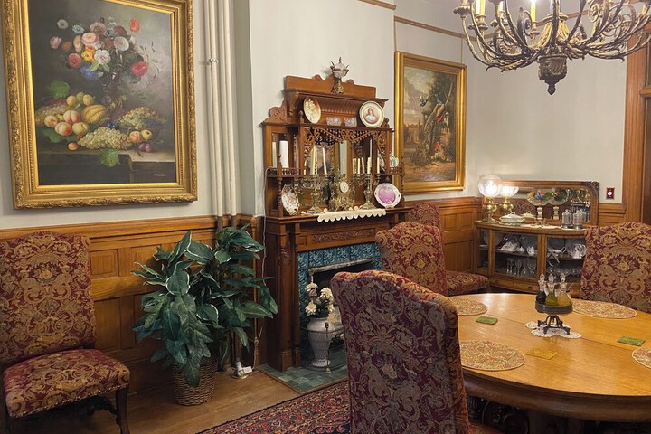 Vineyard Mansion & Carriage House Bed & Breakfast