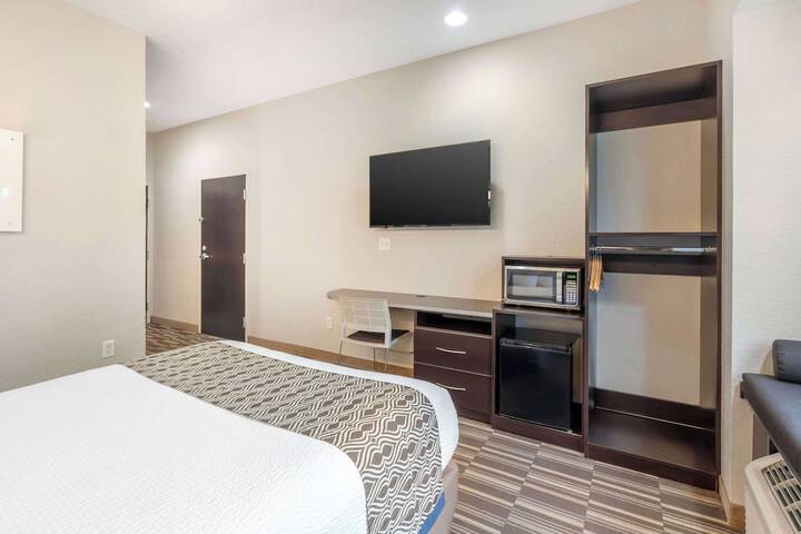 Room 32 of 43