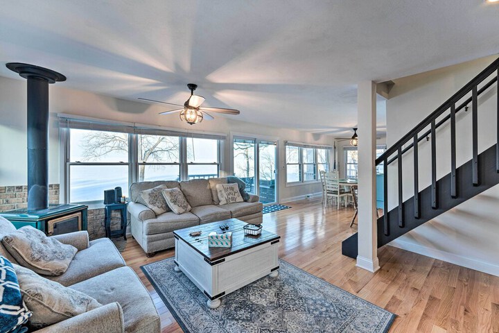Lakefront Home w / Gorgeous Sunsets Kayaks, & Pier
