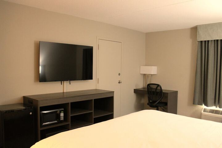 Boarders Inn & Suites