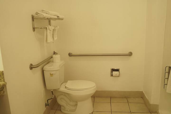 Harbor Inn & Suites