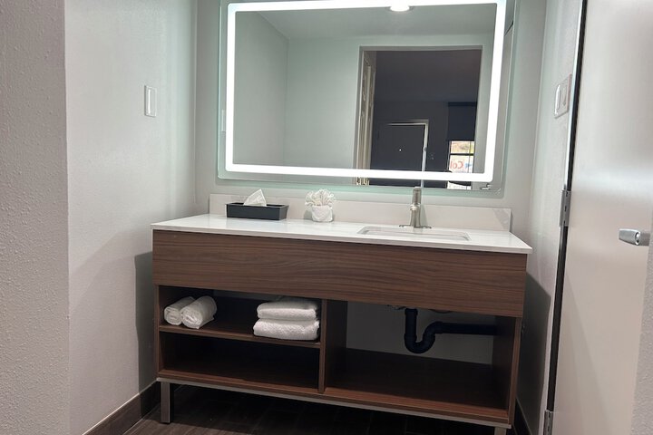 Room 33 of 38