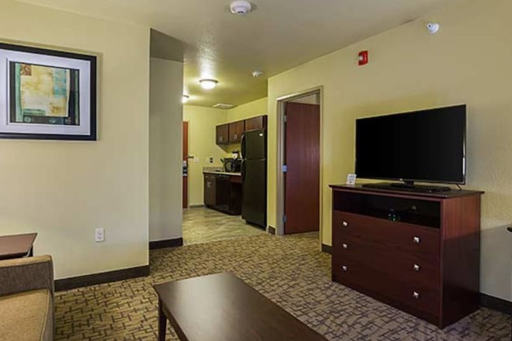 Cobblestone Hotel & Suites - Hutchinson