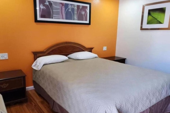 Room 10 of 16