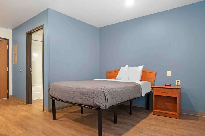 Room 33 of 40