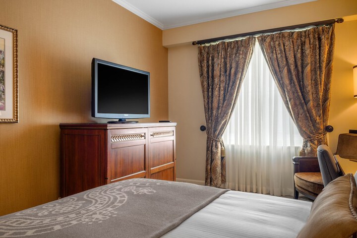 Room 26 of 200