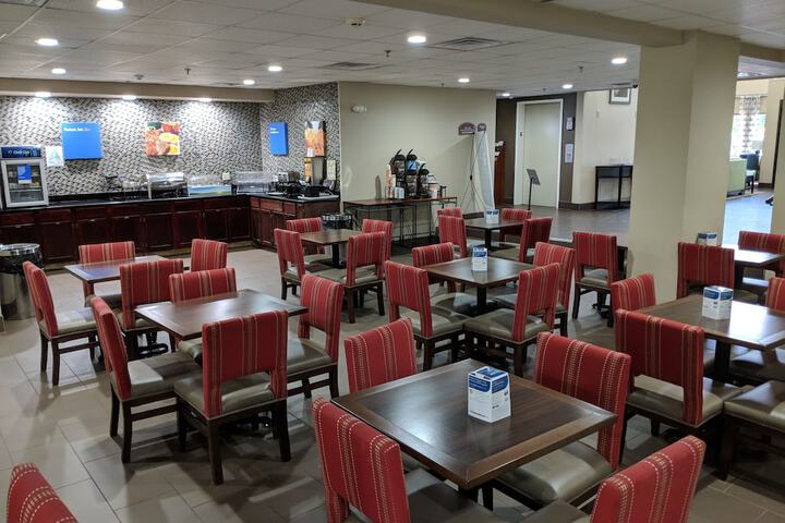 Dining 38 of 46