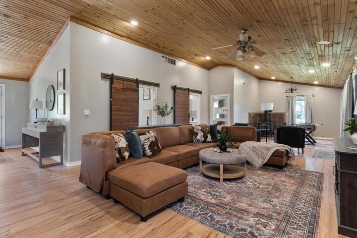 Spacious Cabin Near Hocking Hills and Caves with Hot Tub and Firepit