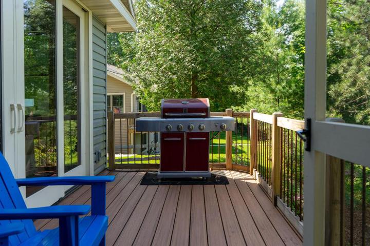 Lakefront Home 4 Bedroom 4 Bath Sleeps 12
