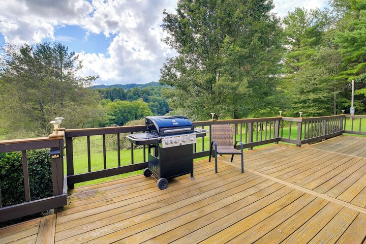 Secluded Mountain City Home w / Deck & Views!