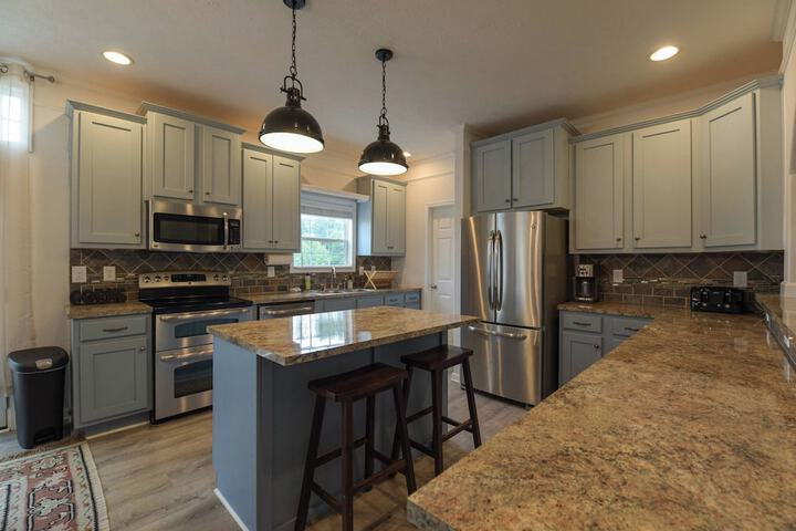 Riverside Ranch by Avantstay Mins to Downtown