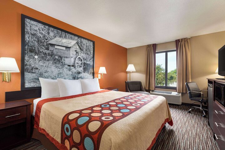 Super 8 by Wyndham Germantown / Milwaukee