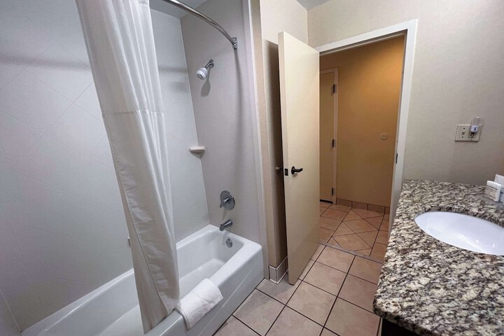 Room 17 of 40