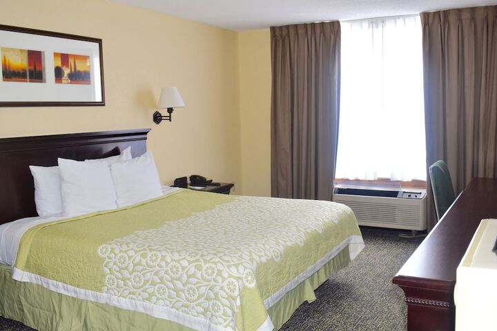 Days Inn & Suites by Wyndham Tucker / Northlake