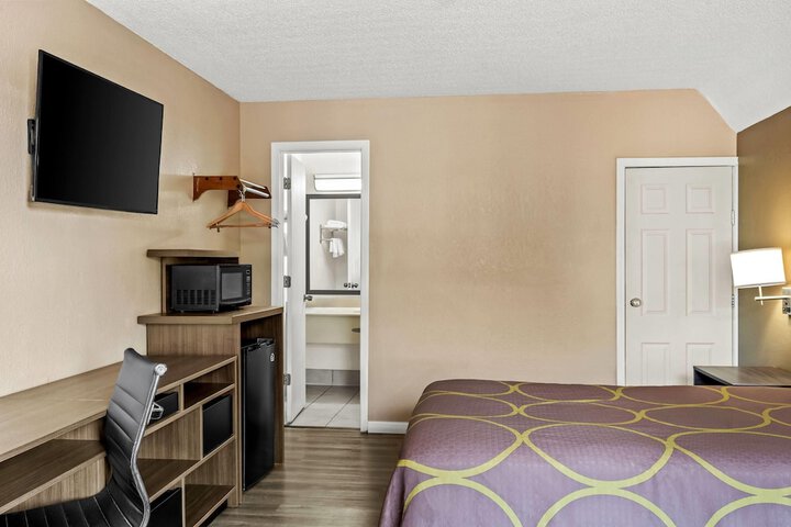 Super 8 by Wyndham Brownsburg