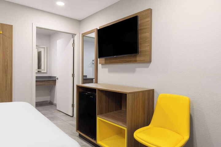 Room 27 of 40