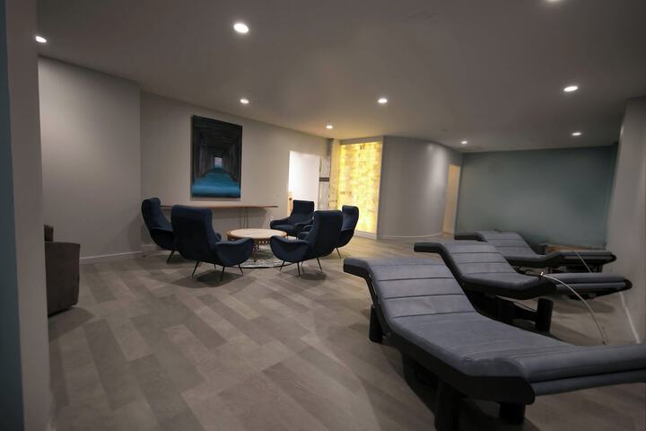 Lounge 83 of 124