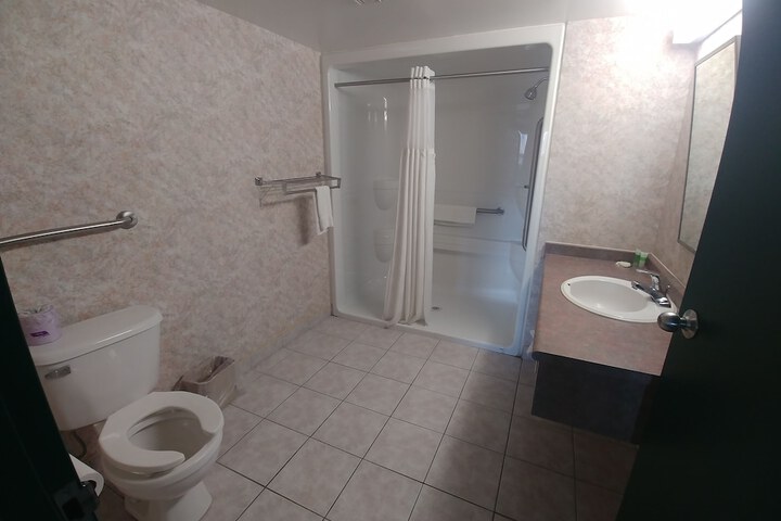 Room 10 of 28