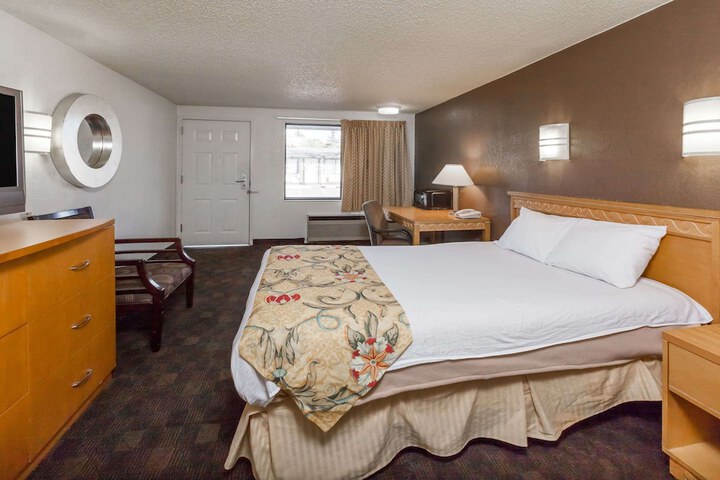 Room 7 of 18