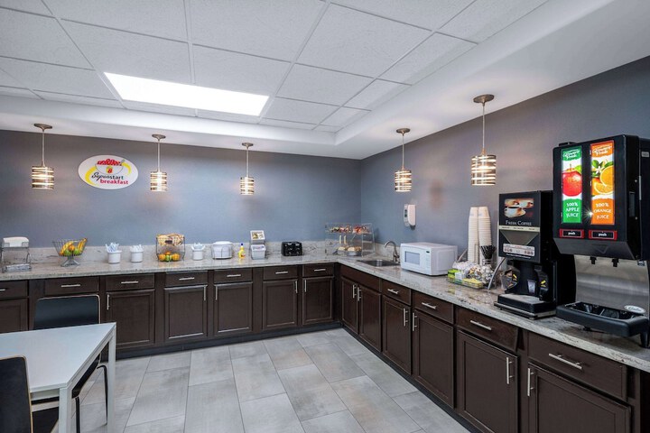 Super 8 by Wyndham Salisbury