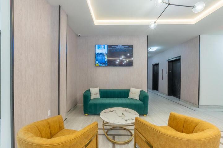 Emerald Escape Free Parking, 2 Bath, Sleeps 8 Near American Dream and The Airport, King Bed and 2 Queen Beds, Washer and Dryer
