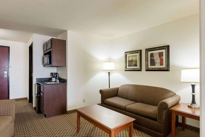 Quality Suites Huntsville Near University