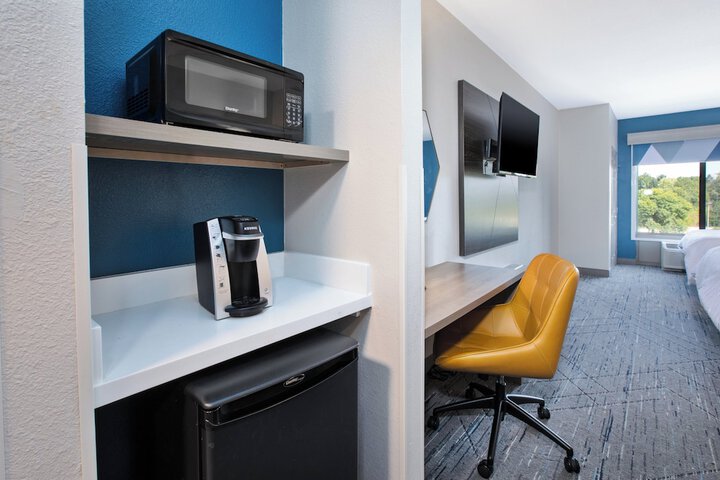 Holiday Inn Express & Suites Milwaukee Nw Park Place by IHG