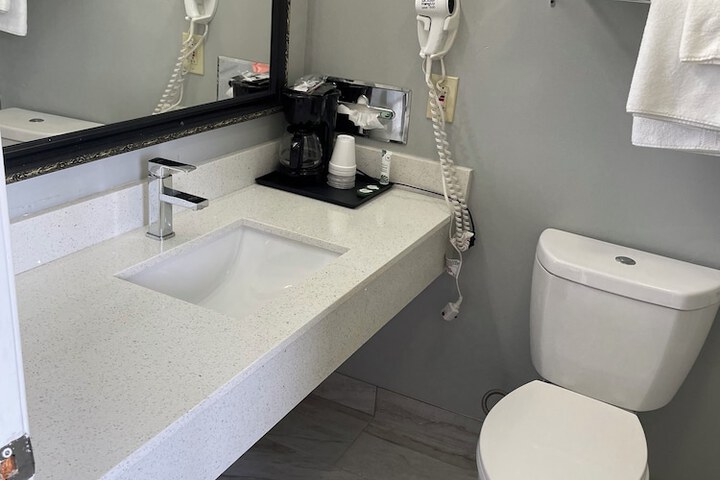 Clairmont Inn & Suites Warren