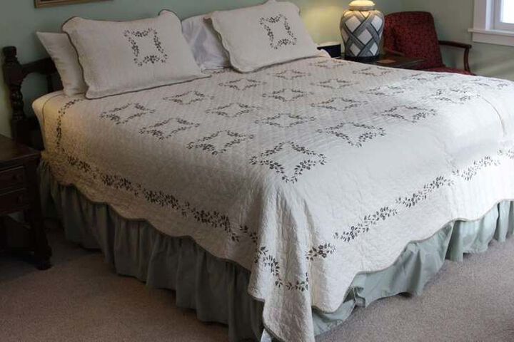 THE TRUMBULL HOUSE BED AND BREAKFAST