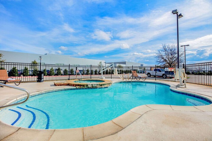 La Quinta Inn & Suites by Wyndham McKinney