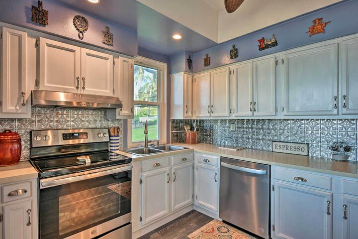 Lakefront Florida Retreat - Pool Table & Boat Dock