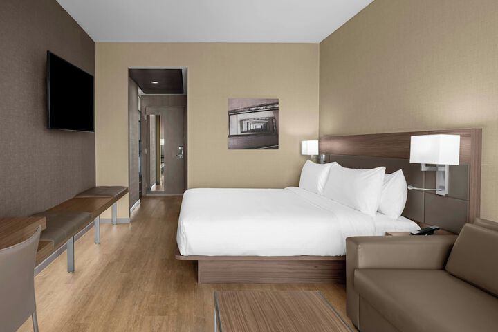 Room 32 of 40