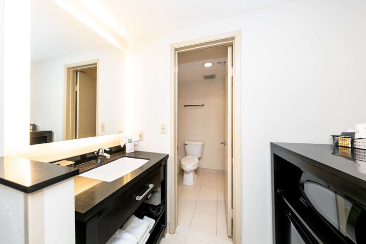Room 32 of 43