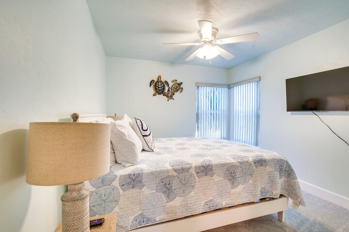 Cedar Key Condo w / Balcony & Gulf Views!