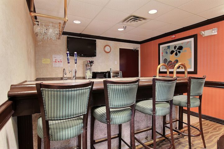 Lounge 43 of 54