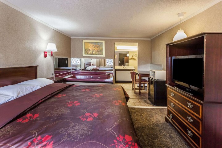 Room 10 of 14