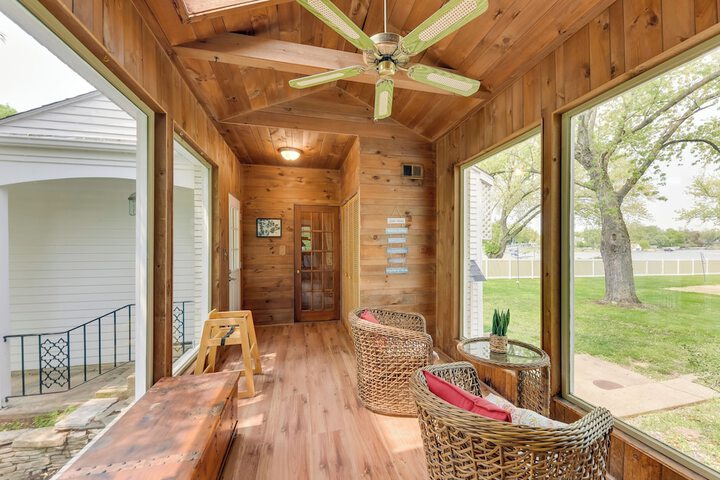 Pistakee Lake Estate w / Boat Dock & Hot Tub!