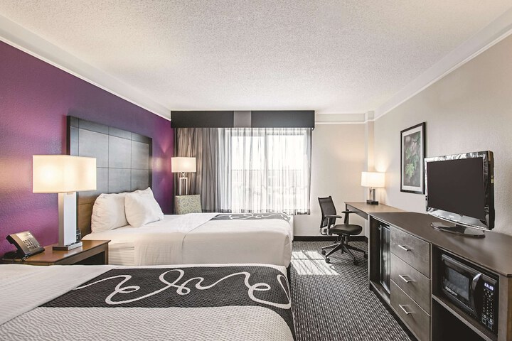 La Quinta Inn & Suites by Wyndham Cincinnati Sharonville