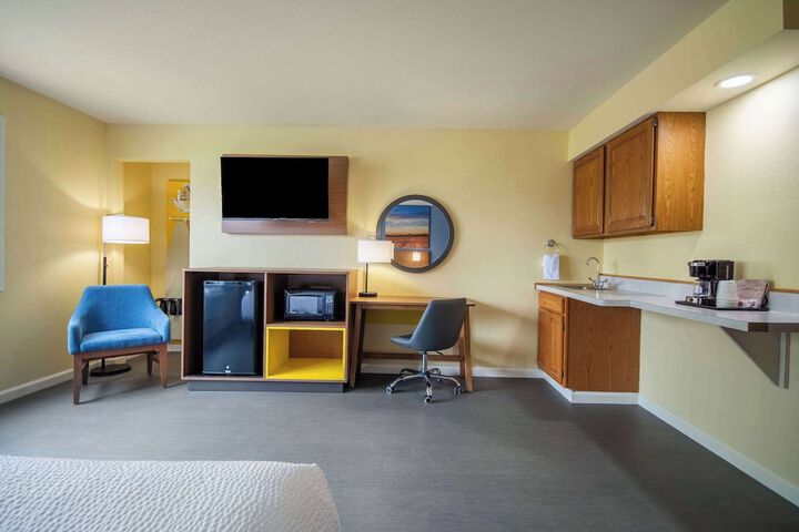 Days Inn & Suites by Wyndham Waterloo