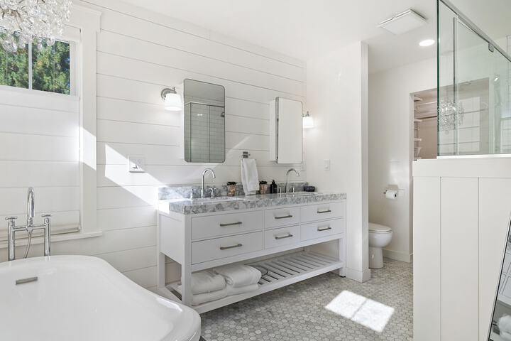 Serene 5BR Farmhouse Retreat Shoreline