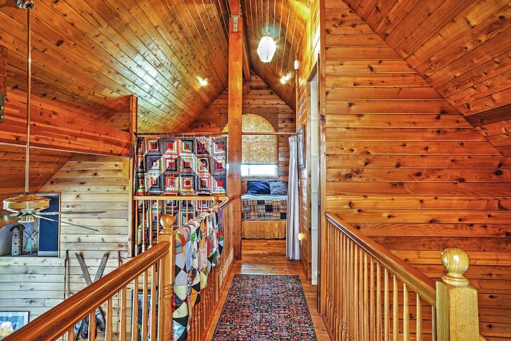 Hot Tub Deck & Trail Access: Shaver Lake Cabin