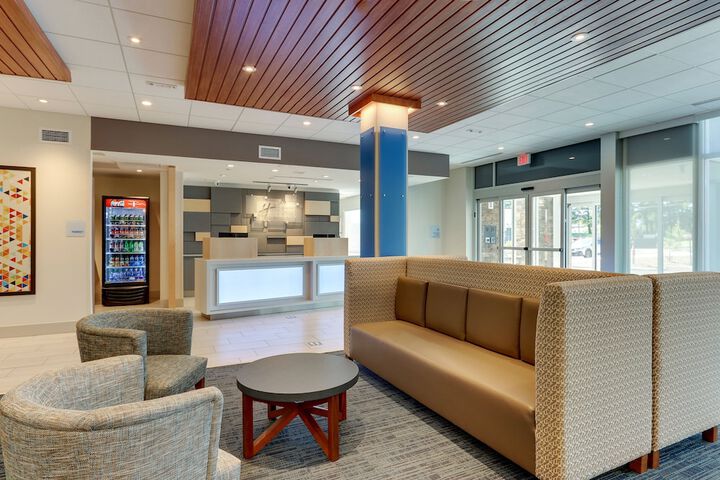 Holiday Inn Express & Suites Roanoke – Civic Center by IHG