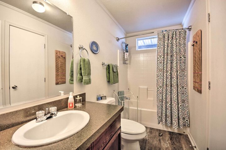 Peaceful Portales Escape w / Patio & Grill!